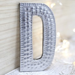 4 letras plateadas D