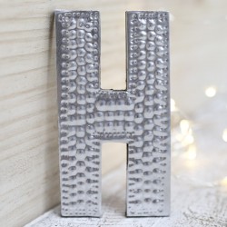 4 letras plateadas H