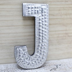 4 letras plateadas J